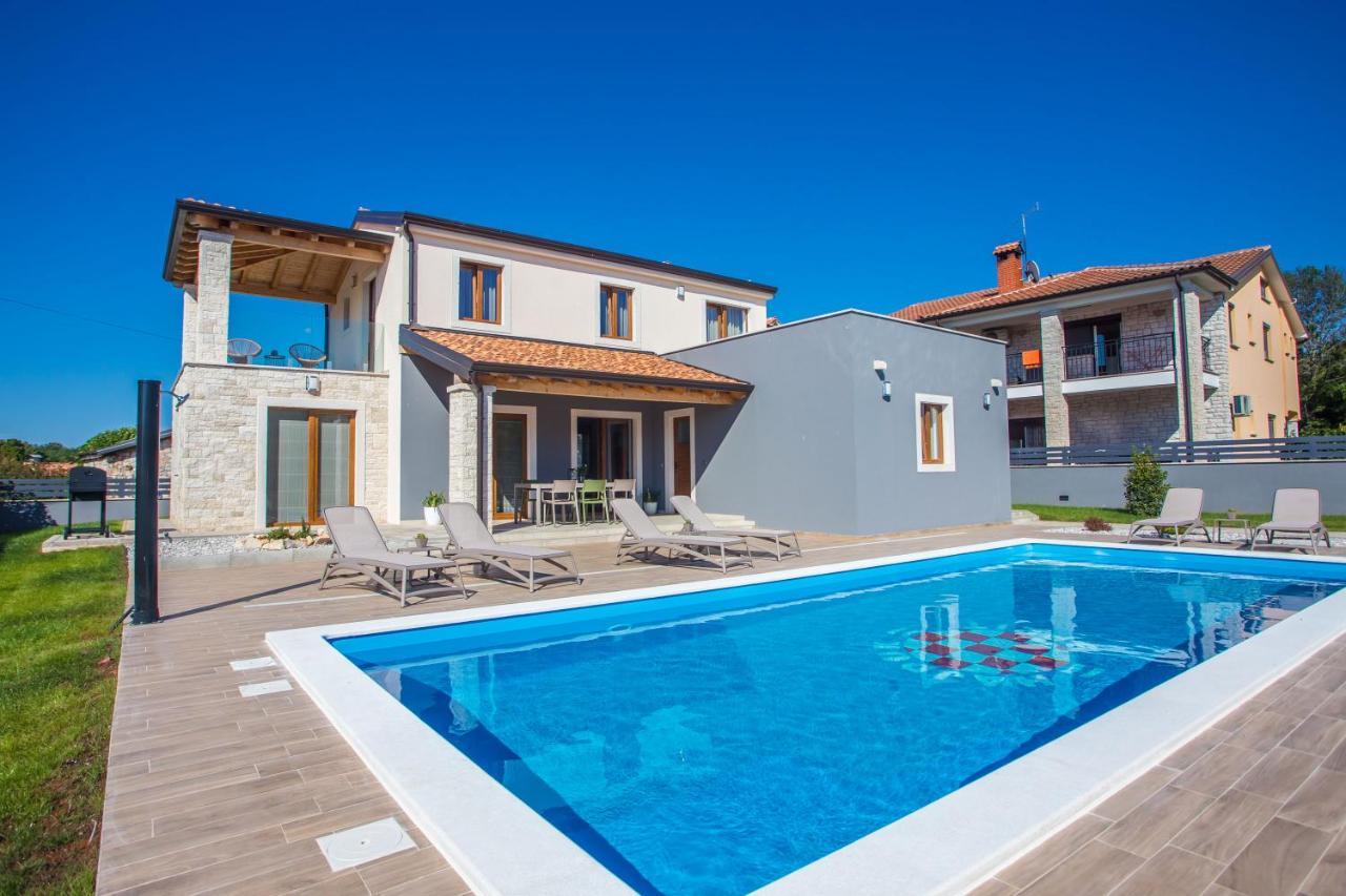 Tiffany With Private Pool And Garden